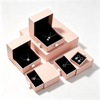 Boîte à bijoux rose poudré avec logo personnalisé, doublée de velours, emballage cadeau en gros pour colliers et boucles d'oreilles