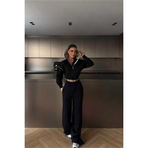 Conjunto Deportivo de Invierno Negro con Media Cremallera, Cómodo y Transpirable, Diseño Personalizado, Logotipo Bordado, Estilo Urbano, Cuello con Capucha - Product Image 3