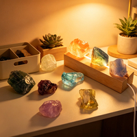 Lampe en pierre brute de fluorite naturelle et de quartz fraise sur base en bois pour la lithothérapie (vente en gros)