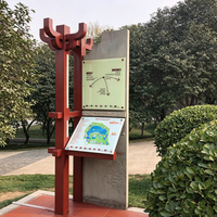 Panneau de signalisation multifonctionnel autonome pour complexe touristique culturel, combinant la carte du site du parc et les indicateurs directionnels routiers