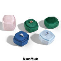 Boîte à bagues hexagonale en velours avec logo personnalisé, emballage de luxe pour bijoux, boîte cadeau pour bague de fiançailles ou de mariage, mini étui de rangement pour bijoux de voyage