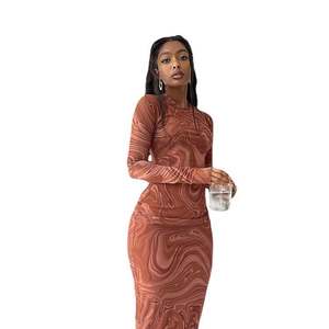 Enganliegendes Midikleid mit Rundhalsausschnitt und Langen Ärmeln Bedruckter Rock Bodycon-Kleid - Product Image 4