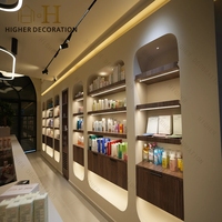 Comptoir de présentation de cosmétiques de style rétro en bois chaud, présentoir à cosmétiques à plusieurs niveaux, comptoir de présentation de cosmétiques à étagères escalonpées