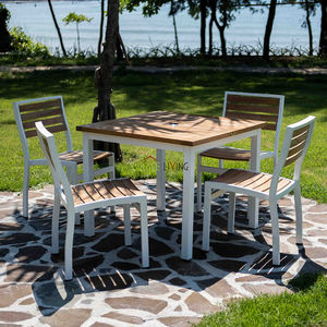 Mesa cuadrada Cattalina, hecha de madera de teca de alta calidad y hierro resistente, adecuada para espacios exteriores en casas, villas y más. - Product Image 4