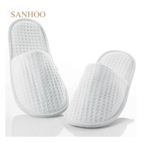 Pantoufles d'hôtel SANHOO OEM pantoufles d'hôtel personnalisées 5 étoiles pantoufles d'hôtel gaufrées de luxe avec semelle rembourrée