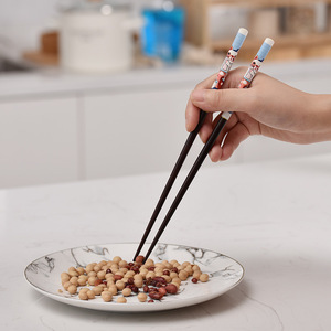 Palillos puntiagudos de estilo japonés al por mayor de fábrica, 5 pares por caja de regalo, de madera, creativos con diseño de gato de dibujos animados, para el hogar - Product Image 1