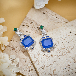 <span class=keywords><strong>Orecchini</strong></span> <span class=keywords><strong>Pendenti</strong></span> di Lusso con <span class=keywords><strong>Rubino</strong></span>, Gioielli in Ottone con Gemme Quadrate Blu-verde Texturizzate e Smalto ad Alta Temperatura - Product Image 3