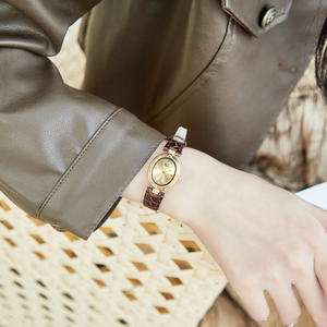 Montre à bracelet en cuir pour femme, montre-bracelet rétro haut de gamme, montre à quartz minimaliste de luxe léger - Product Image 4