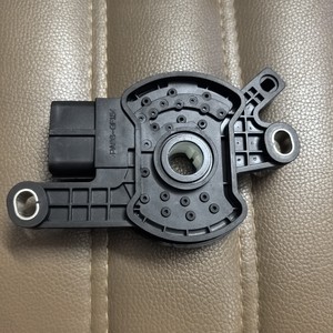 Interrupteur de position de boîte de vitesses Hyundai 42700-26000 pour remplacement et réparation des interrupteurs automatiques - Product Image 2