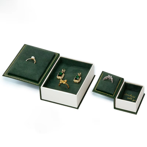 Caja de Joyería Rectangular de Terciopelo con Logotipo Personalizado, Mini Caja Roja para Guardar Anillos, Embalaje de Regalo Pequeño de 4.5x6x3cm - Product Image 1