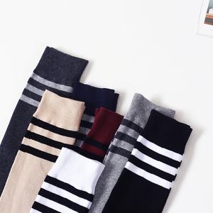 Calzini da donna alla moda sopra il ginocchio con tre strisce stile giapponese colore puro autunno inverno <span class=keywords><strong>calze</strong></span> all'ingrosso per gli studenti - Product Image 2
