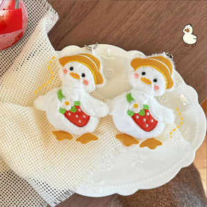 Nieuwe Aanwinst Schattig Pluche Eend Hangertje Sleutelhanger Kawaii Tas Charm voor <span class=keywords><strong>Baby</strong></span> Meisjes en Jongens Geborduurde Aardbei Eend Pluche Tas Charm - Product Image 5