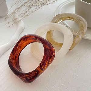 Design élégant Matériau durable Bracelet en résine tendance pour femme Cadeau pour elle disponible à un prix abordable - Product Image 1