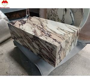 طاولة قهوة فاخرة من رخام كالاكاتا فيولا، قاعدة رخامية بيضاء مع زهور بنفسجية، طاولات مكعبة من الرخام - Product Image 1