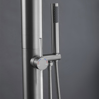 Colonne de douche extérieure autoportante en acier inoxydable 304 avec robinetterie au sol et finition or brossé pour hôtels