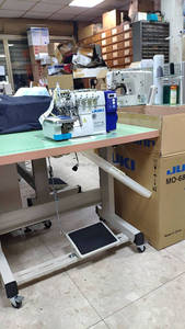 Machine à coudre industrielle d'occasion JUKI MO-6814D à entraînement direct, surjeteuse 4 fils avec coupe-fil automatique - Product Image 4