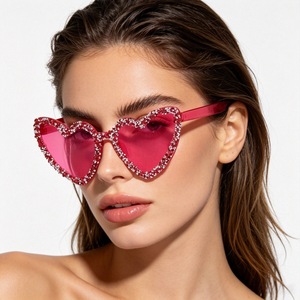 Nuovi Occhiali da Sole da Donna Senza Montatura con Strass Colorati Stile Europeo-Americano UV400 a Cuore Inclinato per Feste - Cross-border - Product Image 1