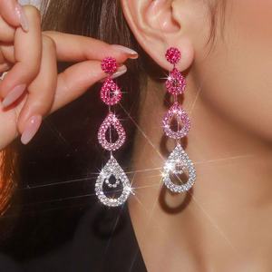 Boucles d'oreilles pendantes géométriques de luxe européennes et américaines en forme de goutte d'eau creuse pour femmes, super scintillantes, avec strass - Product Image 4