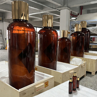 Bouteille de parfum géante en acrylique durable, personnalisable en couleur et en taille, pour une présentation visuelle accrocheuse