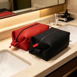 Sac de maquillage en silicone résistant à l'eau avec fermeture éclair, grande capacité, logo personnalisé, avec poignée souple - Product Image 1