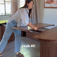 Table transformable moderne en bois massif avec rangement dissimulé, idéale pour petit appartement, ovale, extensible jusqu'à 3 mètres