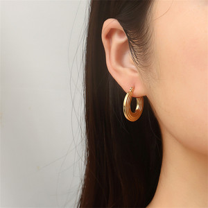 Grandes boucles d'oreilles créoles simples rétro en acier inoxydable pour femmes, plaqué or 18 carats, en acier titane - Product Image 3