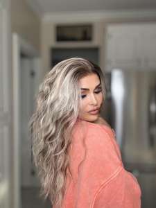 Perruques frontales en dentelle 13x4, blond cendré avec mèches, en fibre Futura, prix abordable, taille moyenne, ondulations lâches, longueur 20 pouces, résistantes à la chaleur - Product Image 3