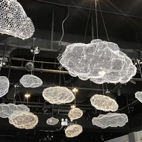Sculpture de nuage en acier inoxydable, installation artistique moderne en métal soudé, décoration de plafond personnalisée pour hall d'hôtel, atrium