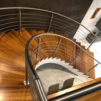 Escalier en colimaçon moderne de luxe pour intérieur avec structure en acier au design en arc, marches en bois et garde-corps en verre