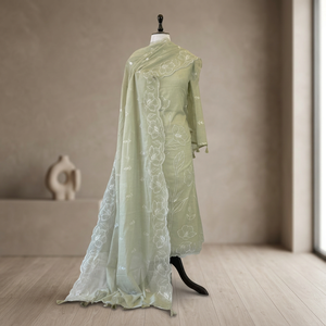 Ensemble de vêtements Banarasi trois pièces avec tissu tissé élégant, comprenant un haut, un bas et un dupatta, idéal pour les occasions festives. - Product Image 1