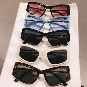 Gafas de Sol de Moda 2022, Elegantes, con Degradado de Color, Estilo Ojo de Gato, Cuadradas Irregulares para Mujer - Product Image 1