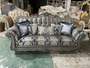 Canapé Chesterfield victorien trois places, dossier capitonné, accoudoirs incurvés, revêtement en tissu, pieds en bois, meubles de salon - Product Image 3