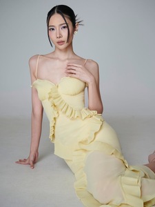 Abito Lungo Giallo con Spalline Sottili, Lussuoso Vestito a Vita Alta con Orlo Irregolare, Disponibile per Dropshipping - Product Image 4