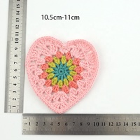 Vente en gros – Applique cœur en crochet fait main de 11 cm avec motif floral contrastant pour embellissement de vêtements et de table