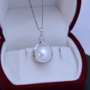 Collier pendentif lapin à longues oreilles en or S925 avec perle ronde blanche d'eau douce de 11-12 mm, forte brillance avec de légers défauts - Product Image 1