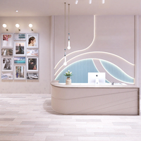 Aménagement de vitrine pour bijouterie, mobilier complet sur mesure, design intérieur personnalisé, présentoirs à bijoux, décoration de magasin, rénovation.