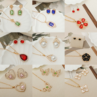 Set Perhiasan Kalung dan Anting Wanita Model Daun Semanggi Berlapis Emas dengan Mutiara 3D, Perhiasan Floral Fashionable
