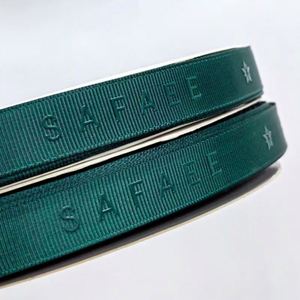 ริบบิ้นโพลีเอสเตอร์โกรเกรนพิมพ์ลายทองนูน 3 มิติ ขนาด 2.5 ซม. รุ่น Custom Luxe สำหรับห่อของขวัญสุดหรูและบรรจุภัณฑ์แบรนด์ - Product Image 3