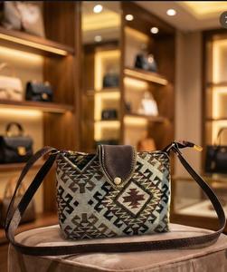 Nuevo Bolso Bandolera de Lona con Patrón Geométrico, Impermeable, Estilo Boho, con Bordado, Diseño Ecológico y Duradero - Product Image 2