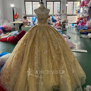 ชุดราตรีทรงบอลกาวน์ XS305 คอเสื้อแบบ Boat Neck ประดับด้วยคริสตัลและลูกปัดสีทอง พิมพ์ลายธรรมชาติ พร้อมชายกระโปรงยาวแบบ Chapel Train - Product Image 6