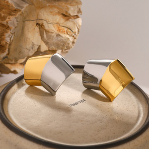 Pendientes de tuerca geométricos grandes en forma de U QX al por mayor, chapados en oro, de acero inoxidable, impermeables, que no se deslustran, estilo moderno para fiestas - Product Image 5