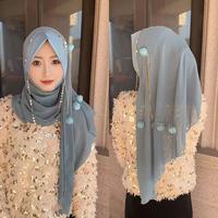 Hijab wrap rajutan tangan motif bunga mawar dengan hiasan tassel, patchwork chiffon, dan rantai, untuk wanita muslim.