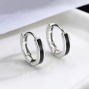 Pendientes Huggie de Oro Blanco E4007 con Engaste Geométrico, Joyería Clásica de Moda Unisex - Product Image 1
