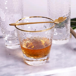 Juego de Copas de Vino de Plástico con Borde Dorado y Línea Vertical, Estilo Clásico para Fiestas, Más Vendidas en EE. UU. en 2023 - Product Image 4