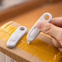 Ouvre-boîte portable mini en plastique avec lame rétractable, coupe-sangle de sécurité, design porte-clés pour le déballage en entrepôt et l'expédition express