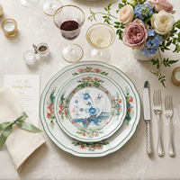 Service d'assiettes en céramique classiques à bord festonné, vaisselle décorative en porcelaine fine à motif floral pour cadeau de mariage et table de fête