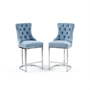 Juego de 2 Taburetes de Bar de Terciopelo Azul Claro, Modernos, con Respaldo Acolchado y Remaches Decorativos, Base de Metal Cromado, Sillas para Isla de Cocina - Product Image 1
