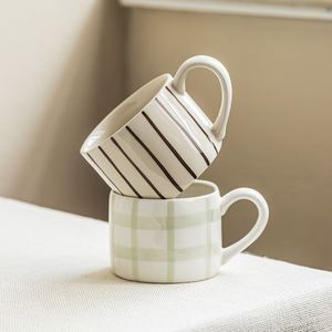 Mug en porcelaine rayé sur mesure, moderne, sans danger pour les aliments, compatible micro-ondes et lave-vaisselle, couleurs blanc/jaune, cadeaux d'affaires, minimaliste - Product Image 4