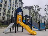 Aire de jeux extérieure aspect bois avec toboggan en acier galvanisé et panneau en PE certifié TUV 265x250x310cm pour maternelle et préscolaire