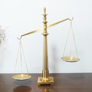 Venta al por mayor <span class=keywords><strong>de</strong></span> adornos metálicos a escala <span class=keywords><strong>de</strong></span> equilibrio creativos simples a la moda modernos personalizados para decoración <span class=keywords><strong>de</strong></span> escritorio <span class=keywords><strong>de</strong></span> bufetes <span class=keywords><strong>de</strong></span> <span class=keywords><strong>abogados</strong></span> artesanías <span class=keywords><strong>de</strong></span> metal - Product Image 2